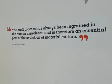 CORNING, NY - 31 AUG: Collidoscope - de la Torre Brothers RetroPerspective show Corning, New York 'taki Corning Cam Müzesinde, 31 Ağustos 2024' te görüldüğü gibi.