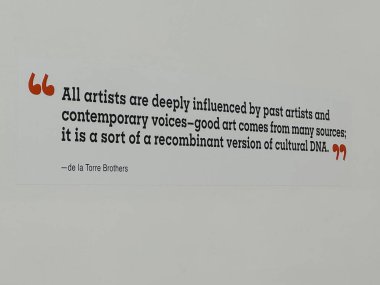 CORNING, NY - 31 AUG: Collidoscope - de la Torre Brothers RetroPerspective show Corning, New York 'taki Corning Cam Müzesinde, 31 Ağustos 2024' te görüldüğü gibi.