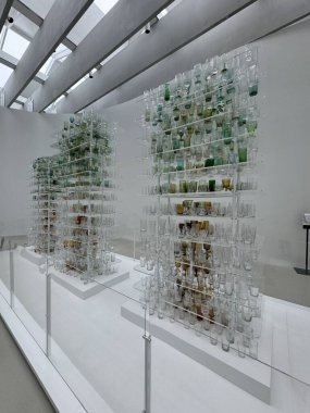 CORNING, NY - 31 AUG: Çağdaş Sanat + Tasarım Kanadı Corning, New York 'taki Corning Cam Müzesinde, 31 Ağustos 2024' te görüldüğü gibi.