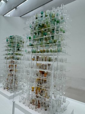 CORNING, NY - 31 AUG: Çağdaş Sanat + Tasarım Kanadı Corning, New York 'taki Corning Cam Müzesinde, 31 Ağustos 2024' te görüldüğü gibi.