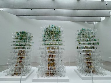 CORNING, NY - 31 AUG: Çağdaş Sanat + Tasarım Kanadı Corning, New York 'taki Corning Cam Müzesinde, 31 Ağustos 2024' te görüldüğü gibi.