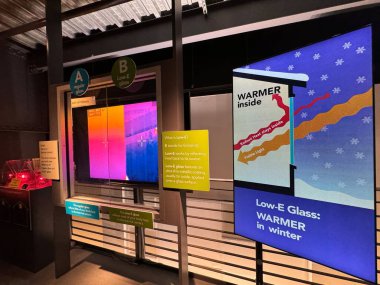 CORNING, NY - 31 AUG: Corning, New York 'taki Corning Cam Müzesi' nde sergi, 31 Ağustos 2024.