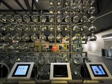 CORNING, NY - 31 AUG: Corning, New York 'taki Corning Cam Müzesi' nde sergi, 31 Ağustos 2024.