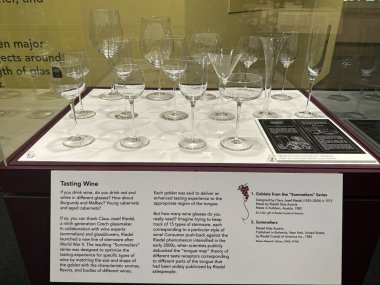 CORNING, New York - 31 AUG: Fire and Vine - The Story of Glass and Wine sergisi Corning, New York 'ta, 31 Ağustos 2024' te görüldüğü üzere.