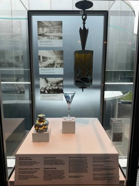 CORNING, New York - 31 AUG: Yerel Renk - New York 'taki Corning Cam Müzesi' nde Steuben Glass Sırları Sergisi, 31 Ağustos 2024.