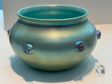 CORNING, New York - 31 AUG: Yerel Renk - New York 'taki Corning Cam Müzesi' nde Steuben Glass Sırları Sergisi, 31 Ağustos 2024.