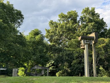 ITHACA, NY - 1. SEP: 1 Eylül 2024 'te Ithaca, New York' taki Cornell Botanik Bahçeleri 'nde 60' ların Heykel Bahçesi Sentinelleri.