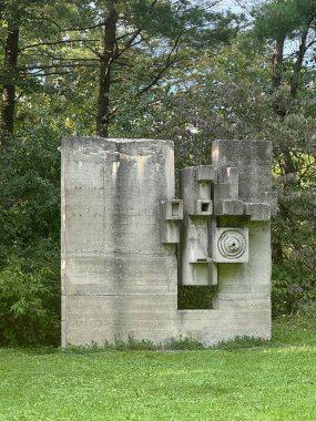 ITHACA, NY - 1. SEP: 1 Eylül 2024 'te Ithaca, New York' taki Cornell Botanik Bahçeleri 'nde 60' ların Heykel Bahçesi Sentinelleri.