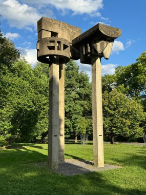 ITHACA, NY - 1. SEP: 1 Eylül 2024 'te Ithaca, New York' taki Cornell Botanik Bahçeleri 'nde 60' ların Heykel Bahçesi Sentinelleri.