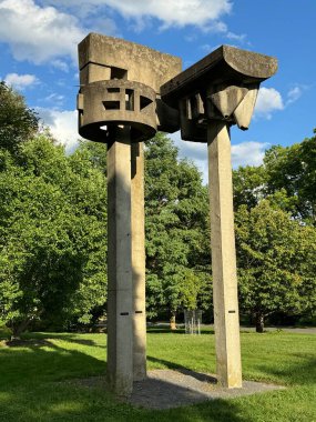 ITHACA, NY - 1. SEP: 1 Eylül 2024 'te Ithaca, New York' taki Cornell Botanik Bahçeleri 'nde 60' ların Heykel Bahçesi Sentinelleri.