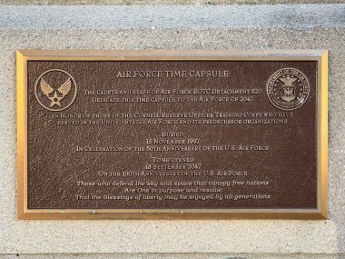 ITHACA, NY - 1. SEP: 1. Hava Kuvvetleri Zaman Kapsülü Plaketi, New York, Ithaca 'daki Cornell Üniversitesi kampüsünde, 1..