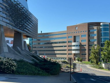 ITHACA, NY - 1. SEP: Bill ve Melinda Gates Hall ve New York 'taki Cornell Üniversitesi kampüsündeki Rhodes Hall, 1..