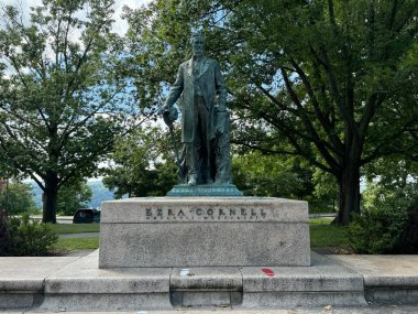 ITHACA, NY - 1. SEP: Ezra Cornell Heykeli Ithaca, New York 'taki Cornell Üniversitesi kampüsünde, 1..