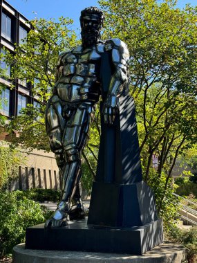 ITHACA, NY - 1. SEP: Herakles in Ithaka I by Jason Seley, Ithaca, New York 'taki Cornell Üniversitesi kampüsünde, 1..