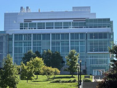 ITHACA, NY - SEP 1: Sep 1, 2024 'te görüldüğü üzere New York' taki Cornell Üniversitesi kampüsündeki Fizik Bilimler Binası.