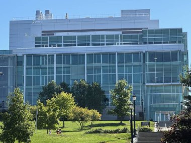 ITHACA, NY - SEP 1: Sep 1, 2024 'te görüldüğü üzere New York' taki Cornell Üniversitesi kampüsündeki Fizik Bilimler Binası.