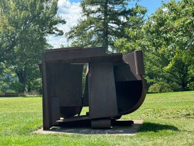 ITHACA NY - SEP 1: Anthony Caro 'nun Ithaca, New York' ta çift varyasyon, 1 Eylül 2024 'te görüldüğü gibi.