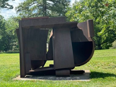 ITHACA NY - SEP 1: Anthony Caro 'nun Ithaca, New York' ta çift varyasyon, 1 Eylül 2024 'te görüldüğü gibi.