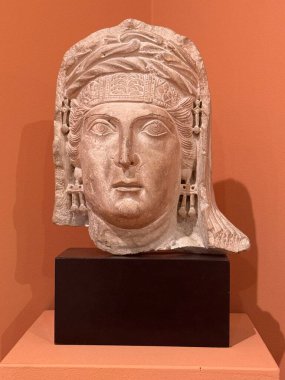 ITHACA, NY - 1. SEP: 1. Sezon 1. Bölüm 'de görüldüğü üzere New York, Ithaca' daki Herbert F. Johnson Sanat Müzesinde sergi.