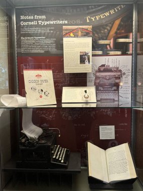 ITHACA, NY - 1. SEP: New York, Ithaca 'daki Cornell Üniversitesi kampüsündeki Uris Kütüphanesi, 1..