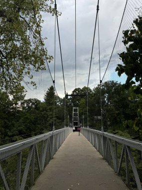 ITHACA, NY - 1. SEP: Fall Creek Askı Köprüsü, Ithaca, New York, 1..