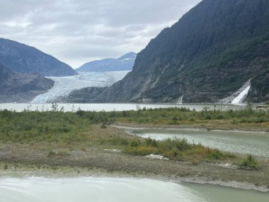 Mendenhall Buzulu ve Nugget Şelaleleri Juneau, Alaska 'daki Mendenhall Buzul Ulusal Parkı' nda.