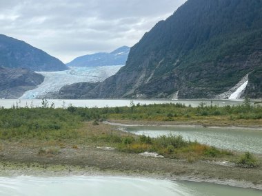 Mendenhall Buzulu ve Nugget Şelaleleri Juneau, Alaska 'daki Mendenhall Buzul Ulusal Parkı' nda.