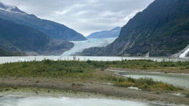 Mendenhall Buzulu ve Nugget Şelaleleri Juneau, Alaska 'daki Mendenhall Buzul Ulusal Parkı' nda.