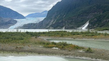 Mendenhall Buzulu ve Nugget Şelaleleri Juneau, Alaska 'daki Mendenhall Buzul Ulusal Parkı' nda.