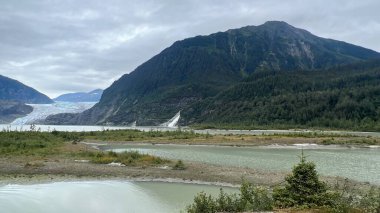 Mendenhall Buzulu ve Nugget Şelaleleri Juneau, Alaska 'daki Mendenhall Buzul Ulusal Parkı' nda.