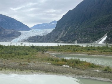 Mendenhall Buzulu ve Nugget Şelaleleri Juneau, Alaska 'daki Mendenhall Buzul Ulusal Parkı' nda.