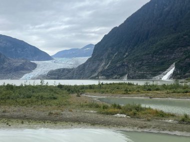 Mendenhall Buzulu ve Nugget Şelaleleri Juneau, Alaska 'daki Mendenhall Buzul Ulusal Parkı' nda.