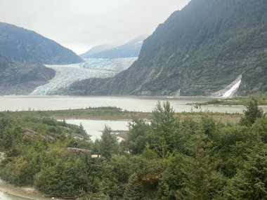 Mendenhall Buzulu ve Nugget Şelaleleri Juneau, Alaska 'daki Mendenhall Buzul Ulusal Parkı' nda.
