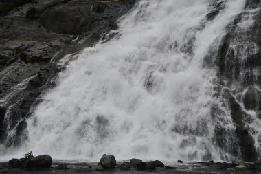 Nugget Falls, Juneau, Alaska 'daki Mendenhall Buzul Ulusal Parkı' nda.