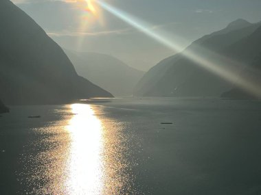Gündoğumu Endicott Arm 'da, Juneau yakınlarında, Alaska' da.