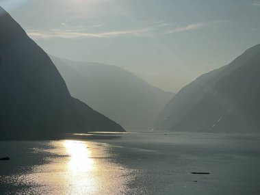 Gündoğumu Endicott Arm 'da, Juneau yakınlarında, Alaska' da.