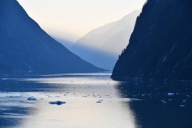 Gündoğumu Endicott Arm 'da, Juneau yakınlarında, Alaska' da.