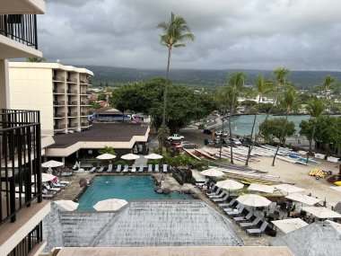 KAILUA KONA, HI - 13 AUG: 13 Ağustos 2022 'de Hawaii' de Büyük Ada 'da Kailua Kona' da Marriott King Kamehameha Kona Plaj Oteli 'nin avlusu.