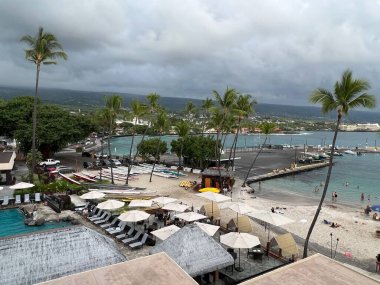 KAILUA KONA, HI - 13 AUG: 13 Ağustos 2022 'de Hawaii' de Büyük Ada 'da Kailua Kona' da Marriott King Kamehameha Kona Plaj Oteli 'nin avlusu.