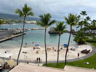 KAILUA KONA, HI - 13 AUG: 13 Ağustos 2022 'de Hawaii' de Büyük Ada 'da Kailua Kona' da Marriott King Kamehameha Kona Plaj Oteli 'nin avlusu.