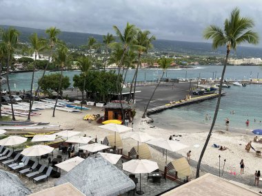 KAILUA KONA, HI - 13 AUG: 13 Ağustos 2022 'de Hawaii' de Büyük Ada 'da Kailua Kona' da Marriott King Kamehameha Kona Plaj Oteli 'nin avlusu.