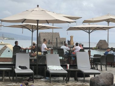 KAILUA KONA, HI - 13 AUG: 13 Ağustos 2022 'de Hawaii' de Büyük Ada 'da Kailua Kona' da Marriott King Kamehameha Kona Plaj Oteli 'nin avlusu.