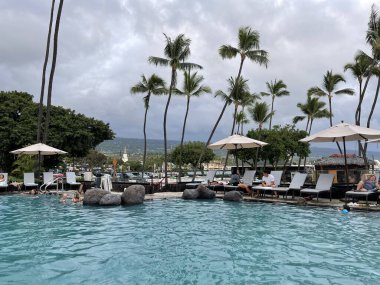 KAILUA KONA, HI - 13 AUG: 13 Ağustos 2022 'de Hawaii' de Büyük Ada 'da Kailua Kona' da Marriott King Kamehameha Kona Plaj Oteli 'nin avlusu.