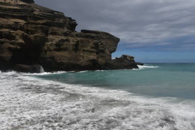 Hawaii 'deki Büyük Ada' da, Kau 'da Papakolea Yeşil Kum Kumsalı