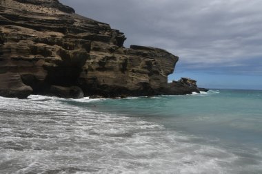 Hawaii 'deki Büyük Ada' da, Kau 'da Papakolea Yeşil Kum Kumsalı
