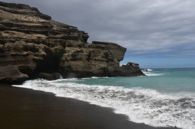 Hawaii 'deki Büyük Ada' da, Kau 'da Papakolea Yeşil Kum Kumsalı