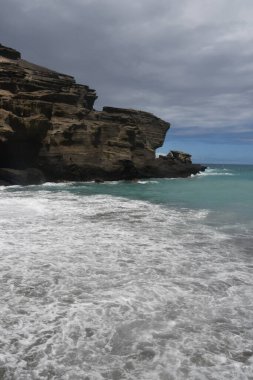 Hawaii 'deki Büyük Ada' da, Kau 'da Papakolea Yeşil Kum Kumsalı