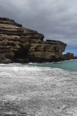 Hawaii 'deki Büyük Ada' da, Kau 'da Papakolea Yeşil Kum Kumsalı