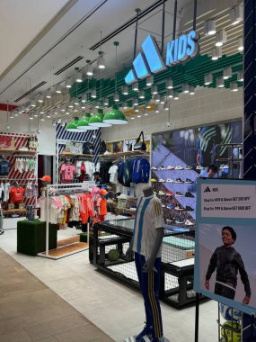 MUMBAI, INDIA - 22 Şubat 2024 'te Hindistan' da Mumbai, Maharashtra 'daki Jio World Drive alışveriş merkezinde Adidas Çocuk Mağazası.