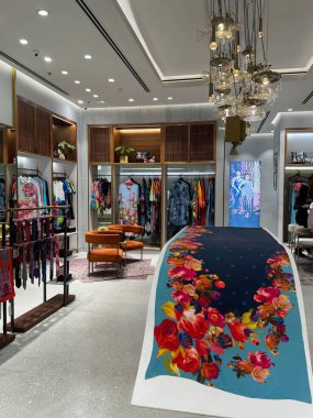 MUMBAI, INDIA - 22 Şubat 2024 'te Hindistan' da Mumbai, Maharashtra 'daki Jio World Drive alışveriş merkezinde Satya Paul mağazası.